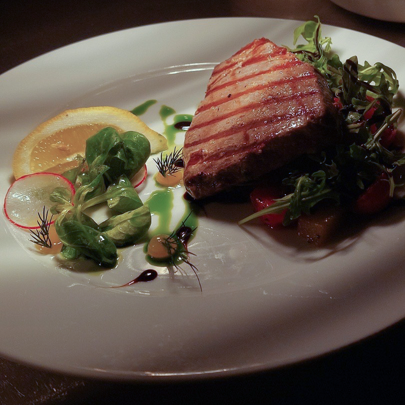 Tuna steak with vegetables